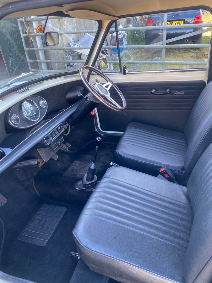 Front cabin of the Austin Mini Cooper with wood-rim steering wheel